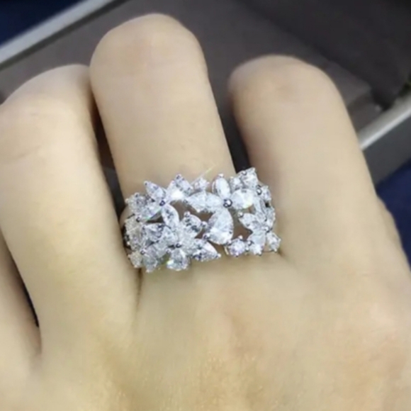 Full Petal Zircon Ring - Picture 9 of 10